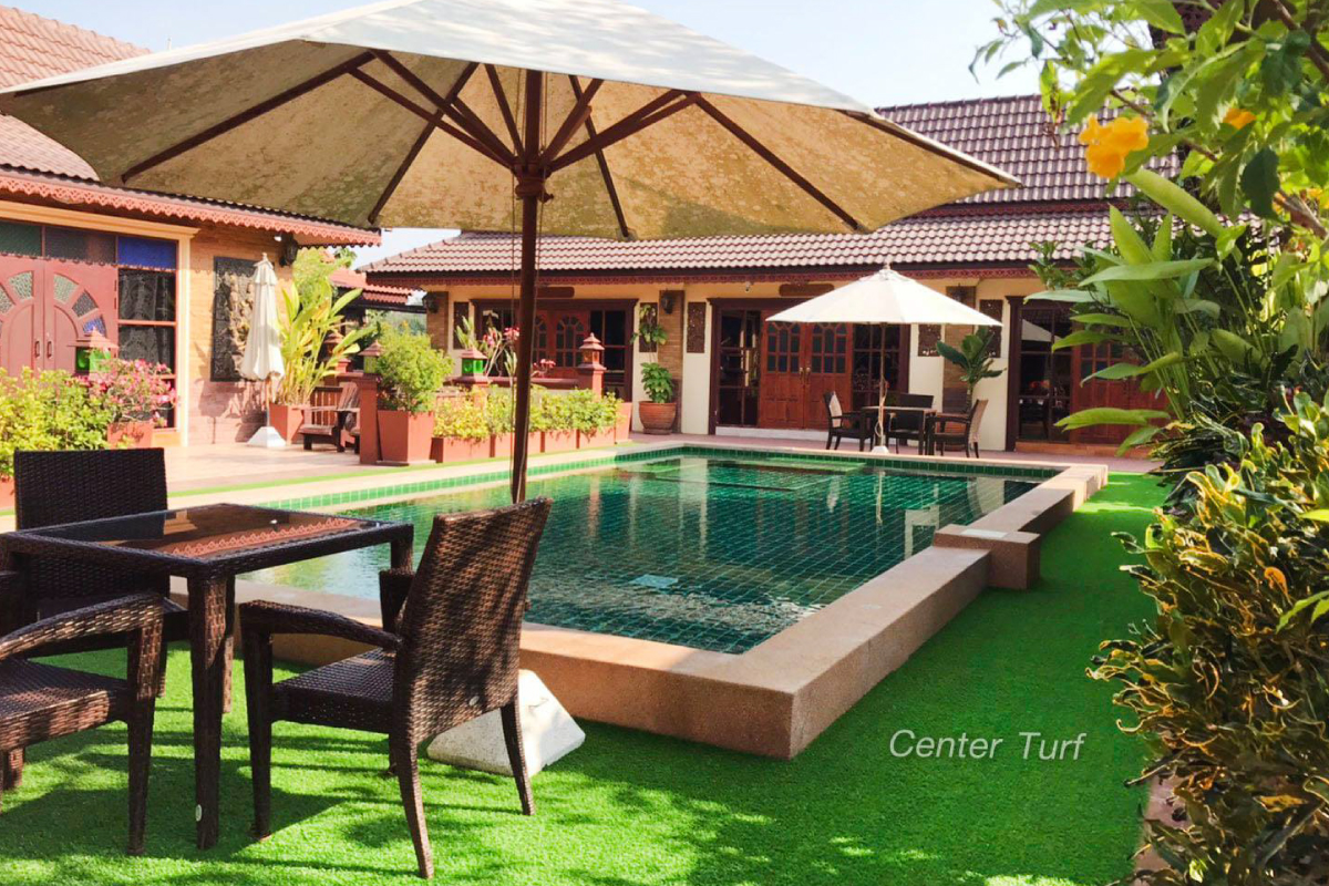 ติดตั้งหญ้าเทียมรอบสระว่ายน้ำ รร.สอนศิลป์บ้านครูไก่ จ.เชียงใหม่