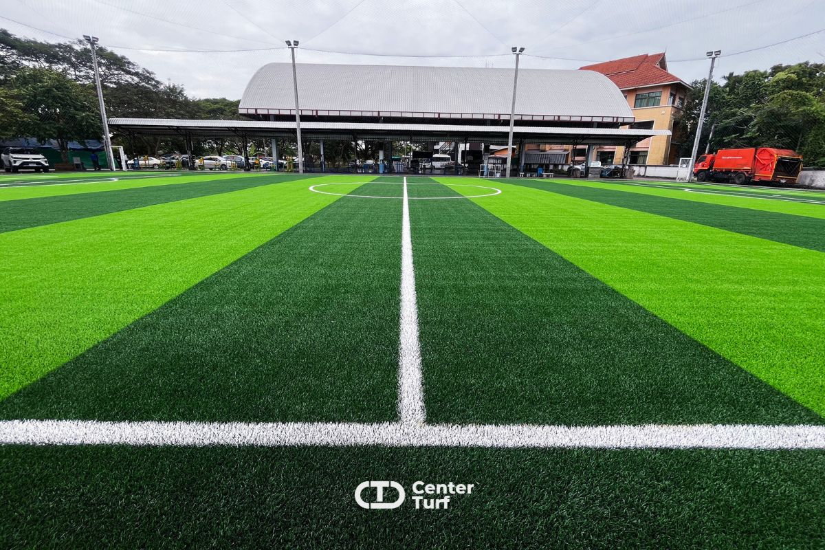 คือการลงทุนที่คุ้มค่า พื้นสนามกลับมานุ่มและน่าเล่นยิ่งขึ้น ช่วยลดความเสี่ยงจากการบาดเจ็บ เพิ่มความประทับใจให้ผู้เล่น และยกระดับมาตรฐานสนามให้โดดเด่น พร้อมรองรับการใช้งานอย่างหนักได้ดีในระยะยาว