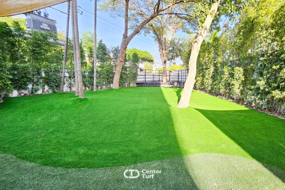 งานจัดสวนหญ้าเทียมสามารถอยู่ร่วมกับต้นไม้จริงและสิ่งแวดล้อมโดยรอบได้อย่างลงตัวและรู้สึกปลอดภัยทุกครั้งเมื่อใช้งาน