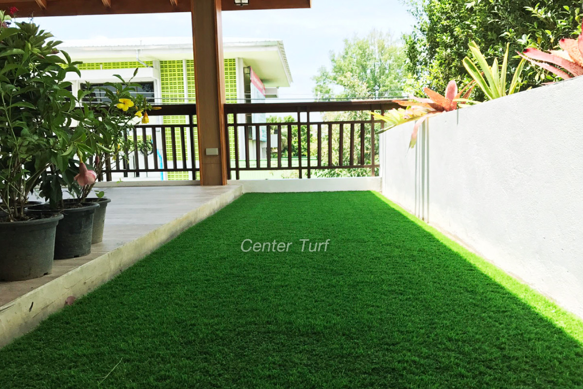 หญ้าเทียมตกแต่งระเบียง โรงแรมจอมกิตติ จ.เชียงใหม่