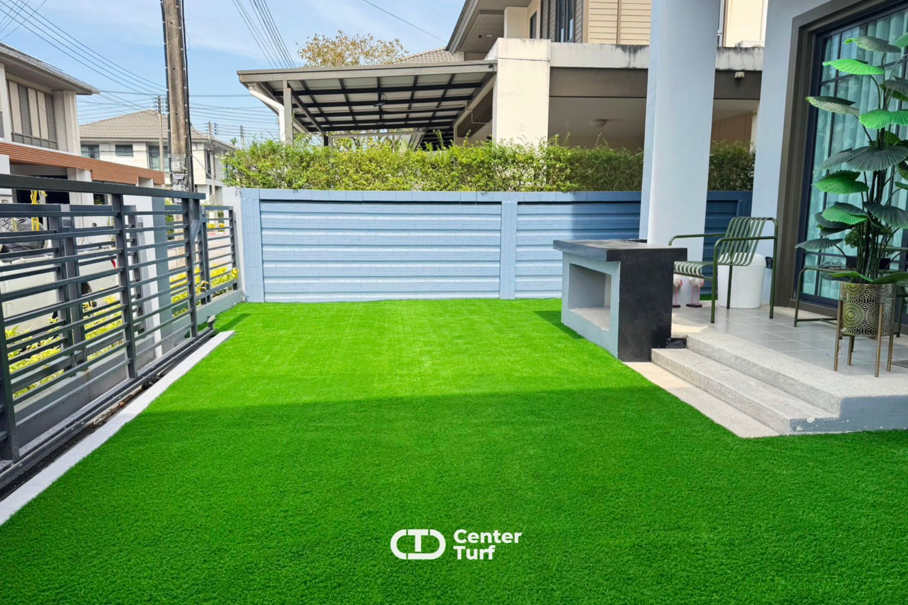 เพราะหญ้าเทียมดูแลรักษาง่าย ไม่ต้องรดน้ำหรือคอยใส่ปุ๋ย ไม่ว่าจะผ่านไปกี่ฤดูกาลก็ยังคงความเขียวสด สวยไปตลอดทั้งปี