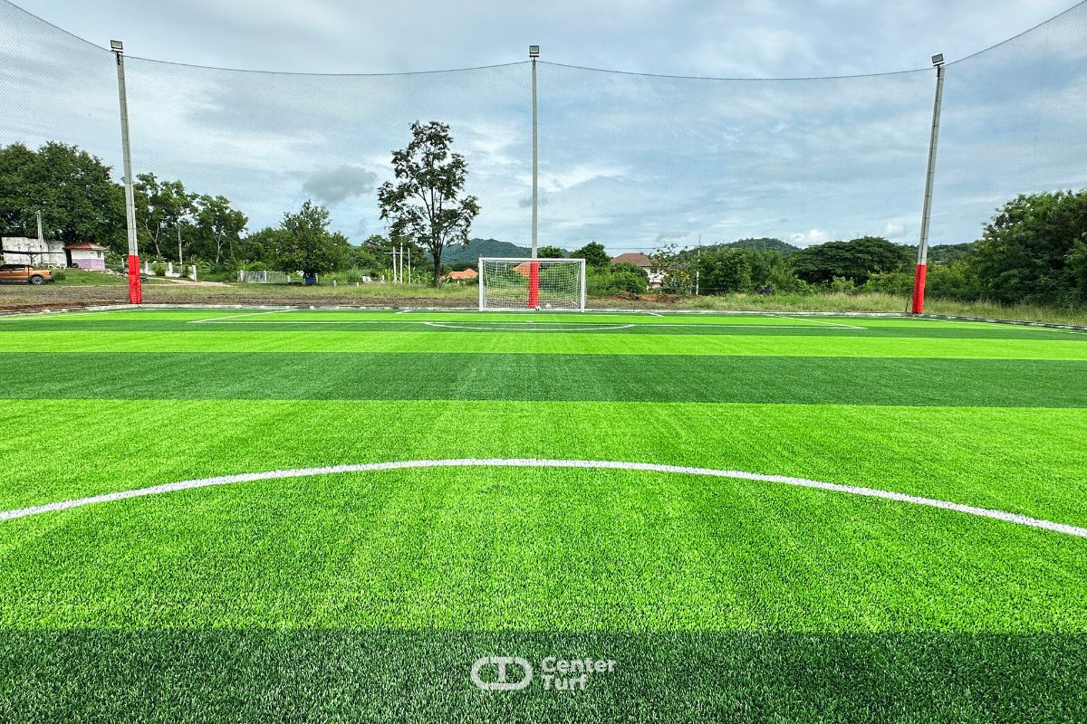 สนามฟุตบอลหญ้าเทียมที่มีมาตรฐานรองรับแรงกระแทกด้วยใบหญ้าเทียมคุณภาพสูง