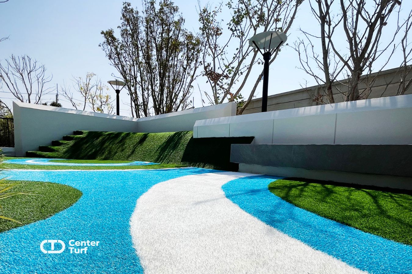 งานสนามเด็กเล่นไม่ใช่แค่ “สวย” แต่ต้อง ปลอดภัยสำหรับเด็กๆ เป็นอันดับแรก ลือกใช้หญ้าเทียมคุณภาพดี นุ่ม เดินสบาย ลดแรงกระแทก  พร้อมทีมช่างผู้เชี่ยวชาญดูแลทุกขั้นตอนตั้งแต่วัดพื้นที่ เตรียมพื้น ติดตั้ง จนส่งมอบงานอย่างเรียบร้อย