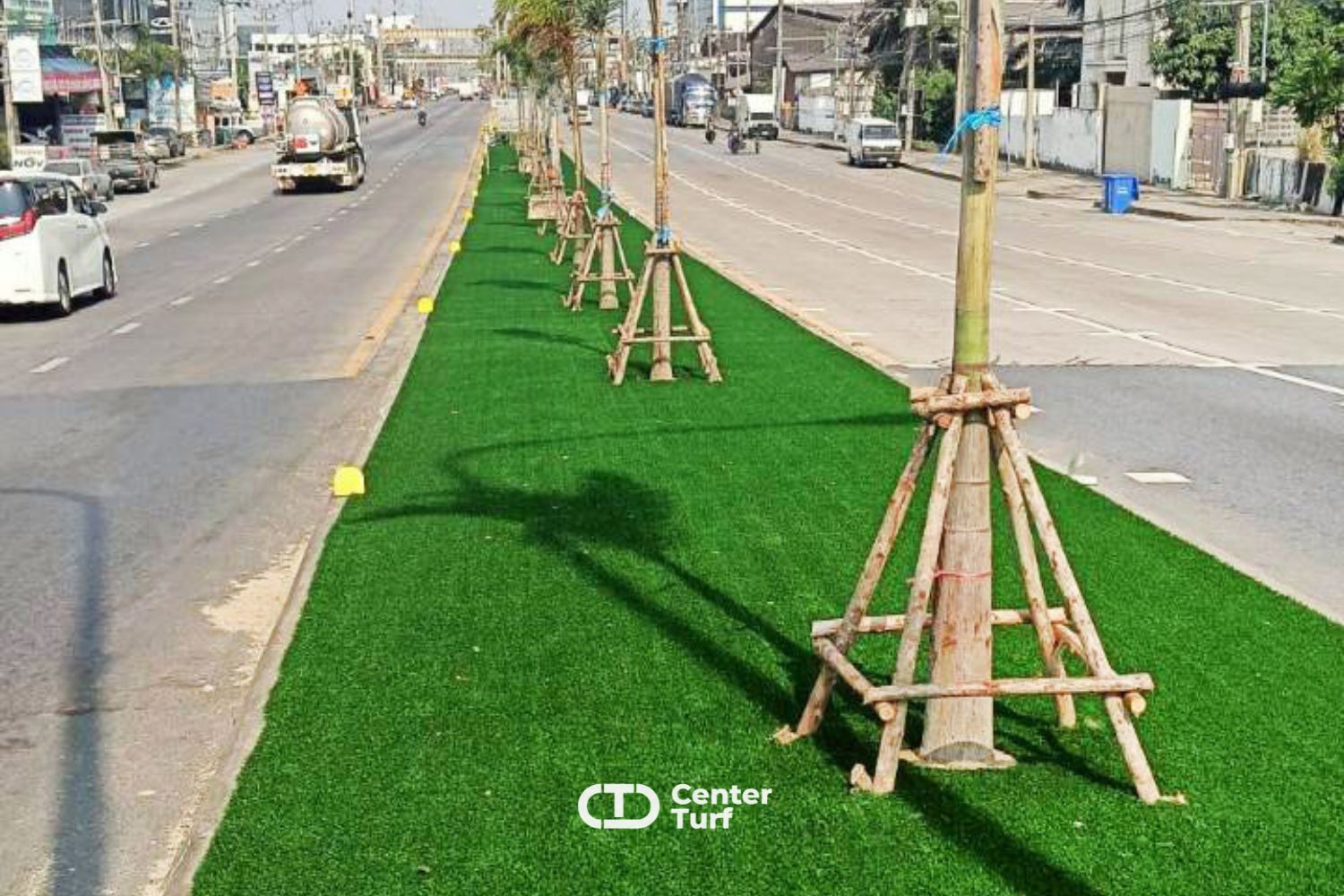 ปรับภูมิทัศน์กลางแจ้งให้สวยงาม สดชื่น และดูเป็นธรรมชาติด้วย  “หญ้าเทียมคุณภาพสูง