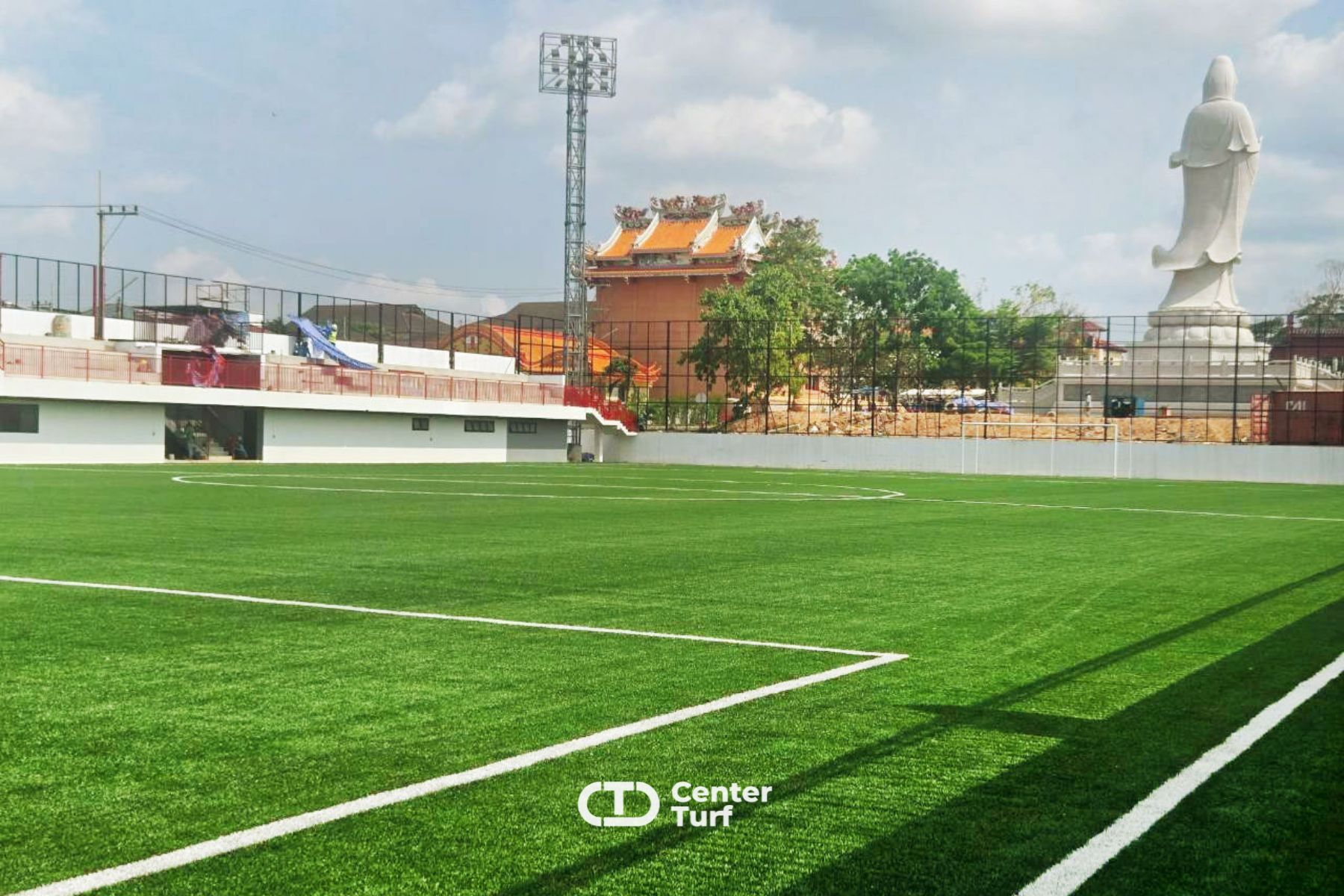 อีกหนึ่งผลงานคุณภาพจาก Center Turf ที่ส่งมอบสนามฟุตบอลหญ้าเทียม  พร้อมผ่านการทดสอบตามข้อกำหนดการติดตั้ง และได้รับการรับรองมาตรฐาน FIFA QUALITY เป็นที่เรียบร้อย