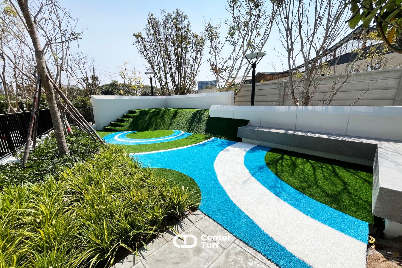 งานสนามเด็กเล่นไม่ใช่แค่ “สวย” แต่ต้อง ปลอดภัยสำหรับเด็กๆ เป็นอันดับแรก ลือกใช้หญ้าเทียมคุณภาพดี นุ่ม เดินสบาย ลดแรงกระแทก  พร้อมทีมช่างผู้เชี่ยวชาญดูแลทุกขั้นตอนตั้งแต่วัดพื้นที่ เตรียมพื้น ติดตั้ง จนส่งมอบงานอย่างเรียบร้อย