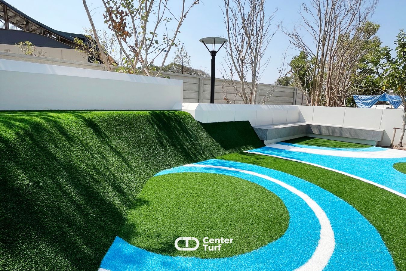 งานสนามเด็กเล่นไม่ใช่แค่ “สวย” แต่ต้อง ปลอดภัยสำหรับเด็กๆ เป็นอันดับแรก ลือกใช้หญ้าเทียมคุณภาพดี นุ่ม เดินสบาย ลดแรงกระแทก  พร้อมทีมช่างผู้เชี่ยวชาญดูแลทุกขั้นตอนตั้งแต่วัดพื้นที่ เตรียมพื้น ติดตั้ง จนส่งมอบงานอย่างเรียบร้อย