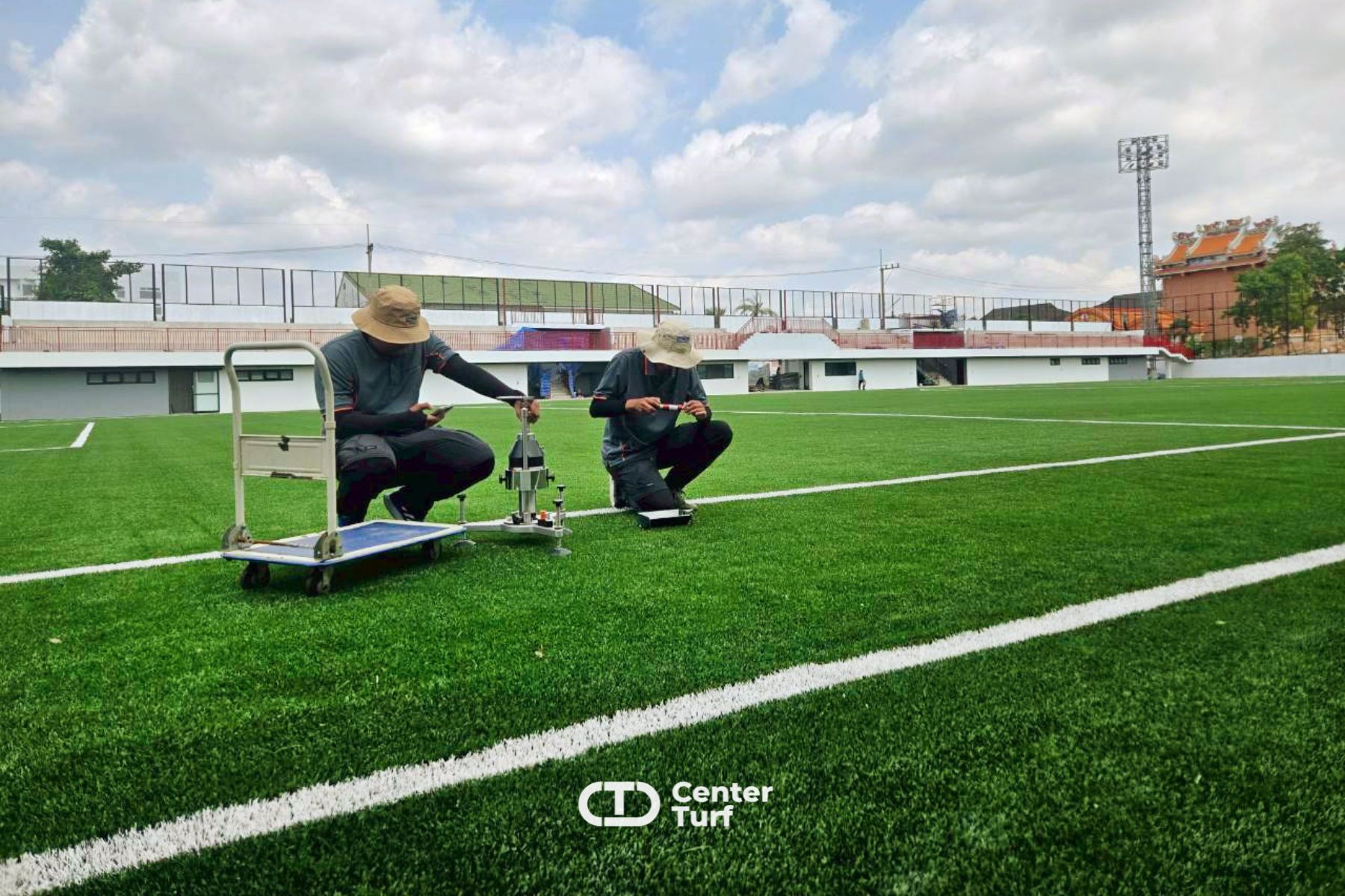 อีกหนึ่งผลงานคุณภาพจาก Center Turf ที่ส่งมอบสนามฟุตบอลหญ้าเทียม  พร้อมผ่านการทดสอบตามข้อกำหนดการติดตั้ง และได้รับการรับรองมาตรฐาน FIFA QUALITY เป็นที่เรียบร้อย  .
