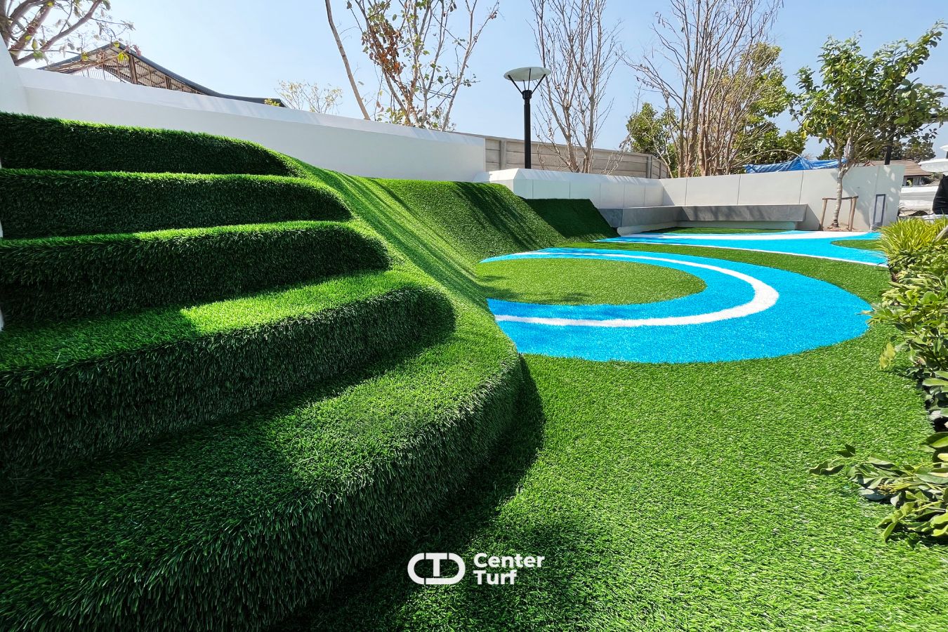 งานสนามเด็กเล่นไม่ใช่แค่ “สวย” แต่ต้อง ปลอดภัยสำหรับเด็กๆ เป็นอันดับแรก ลือกใช้หญ้าเทียมคุณภาพดี นุ่ม เดินสบาย ลดแรงกระแทก  พร้อมทีมช่างผู้เชี่ยวชาญดูแลทุกขั้นตอนตั้งแต่วัดพื้นที่ เตรียมพื้น ติดตั้ง จนส่งมอบงานอย่างเรียบร้อย