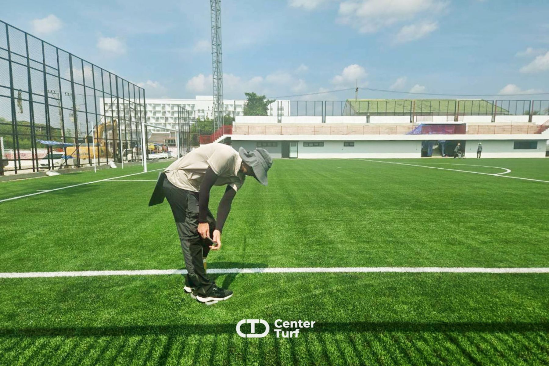 อีกหนึ่งผลงานคุณภาพจาก Center Turf ที่ส่งมอบสนามฟุตบอลหญ้าเทียม  พร้อมผ่านการทดสอบตามข้อกำหนดการติดตั้ง และได้รับการรับรองมาตรฐาน FIFA QUALITY เป็นที่เรียบร้อย