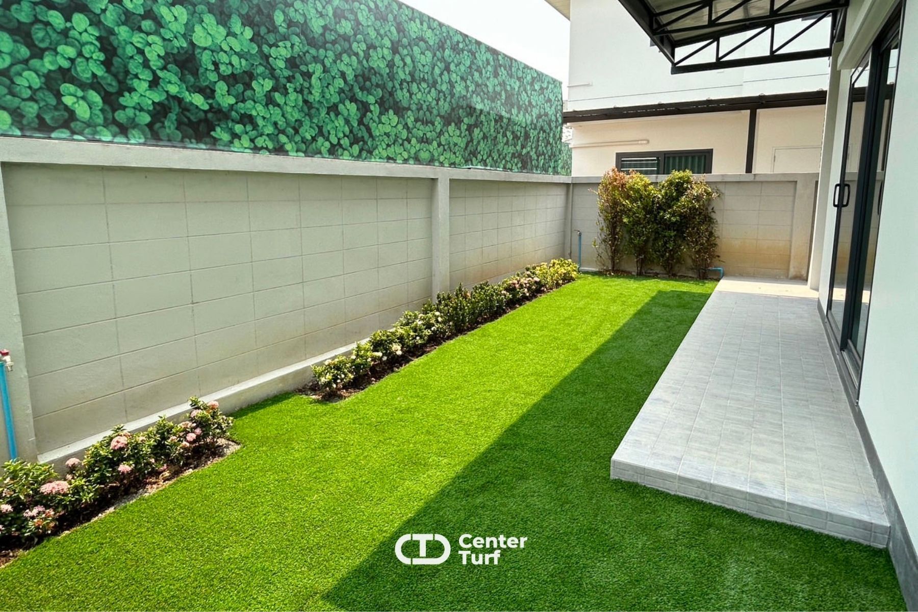 งานจัดสวนหญ้าเทียมคุณภาพสูง เพื่อบรรยากาศที่ดีของบ้านคุณ  ให้ Center Turf ดูแลครบ จบทุกขั้นตอน 